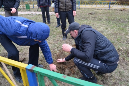 Гжельские ребята посадили деревья в рамках акции "Сирень победы"